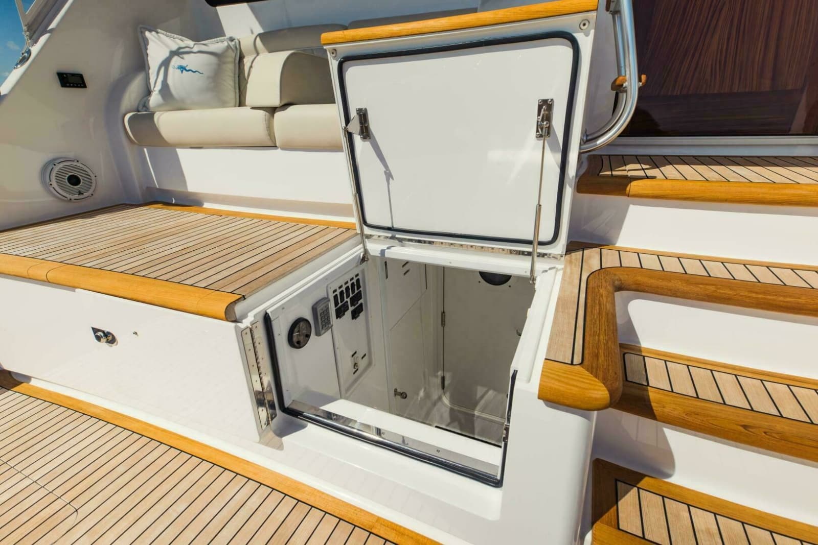 2020 Viking 72 Enclosed Bridge - Photo 46
