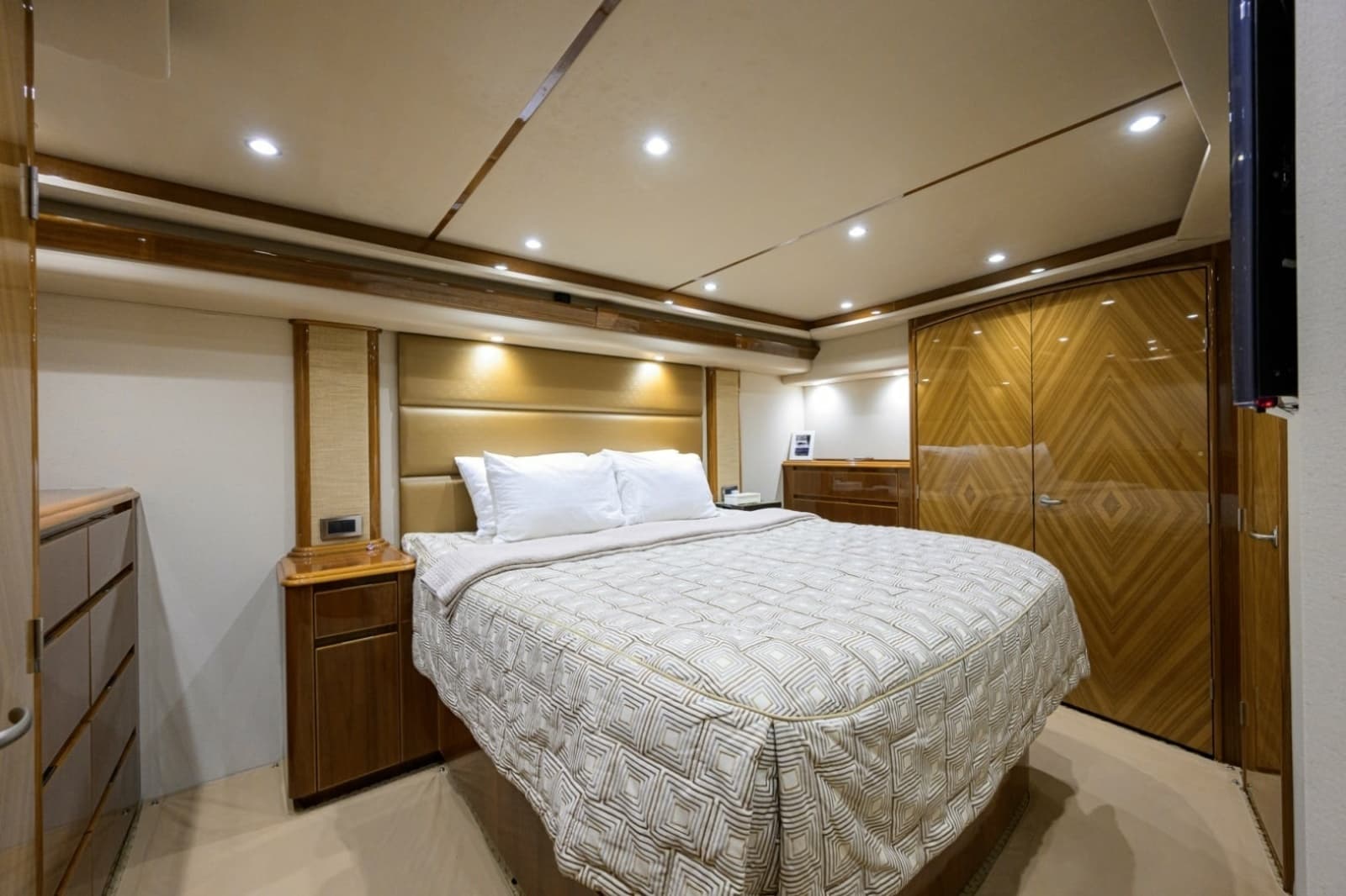 2014 Viking 70 Convertible - Photo 12