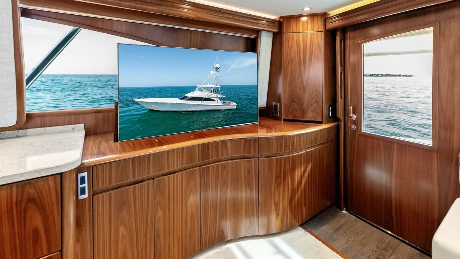 2018 Viking 62 Convertible - Photo 13