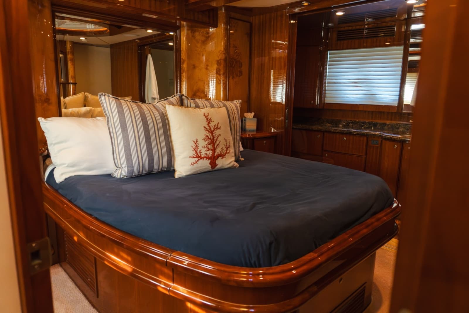 2012 McKinna 69 Skylounge - Photo 12