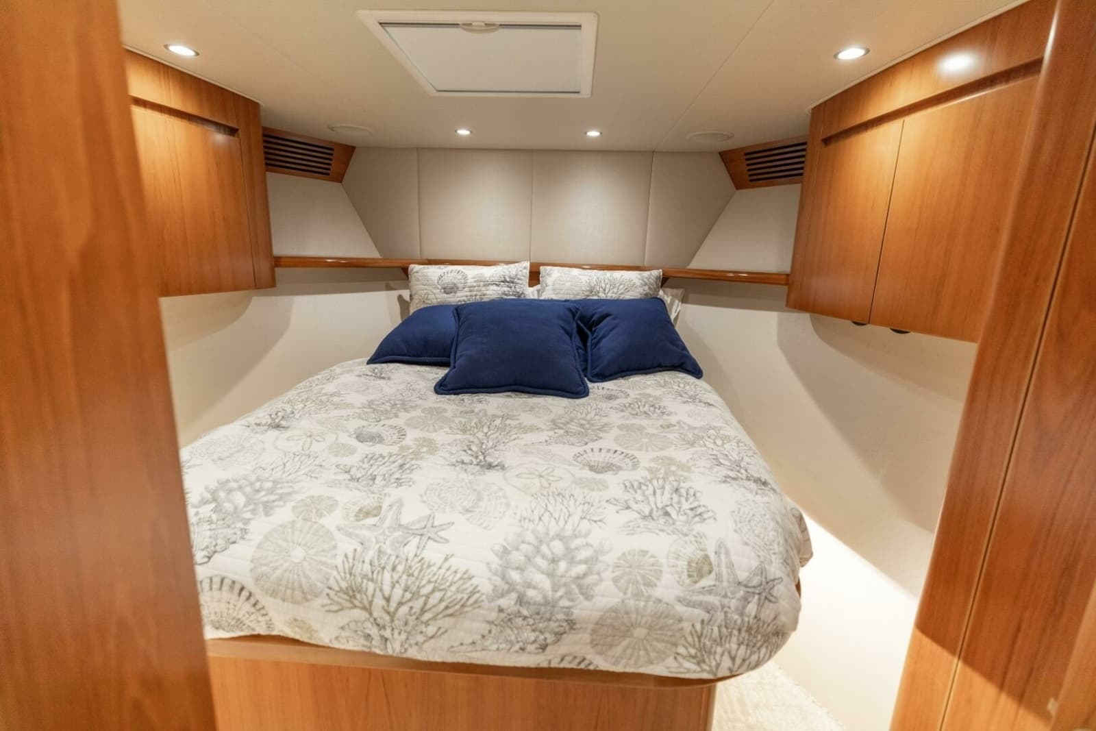 2015 Viking 70 Convertible - Photo 37