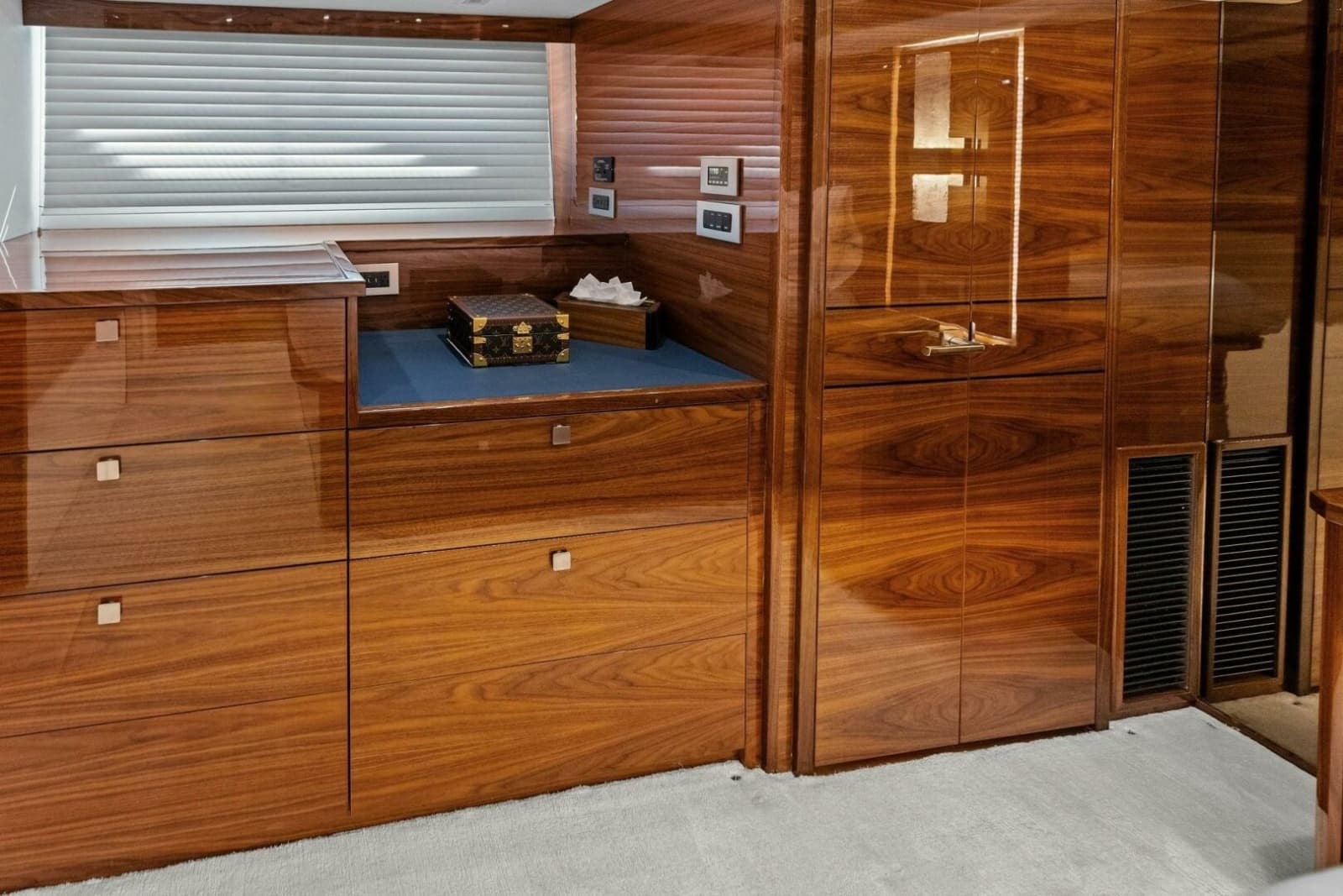 2026 Viking 82 Convertible - Photo 89