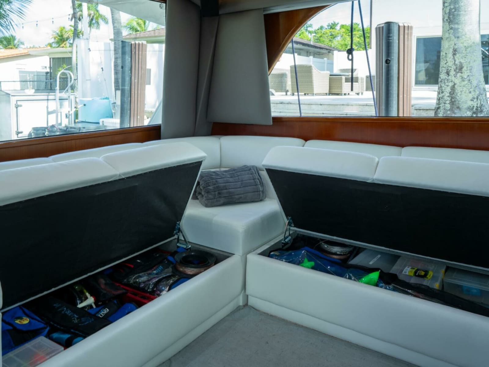 1998 Viking 58 Convertible - Photo 17