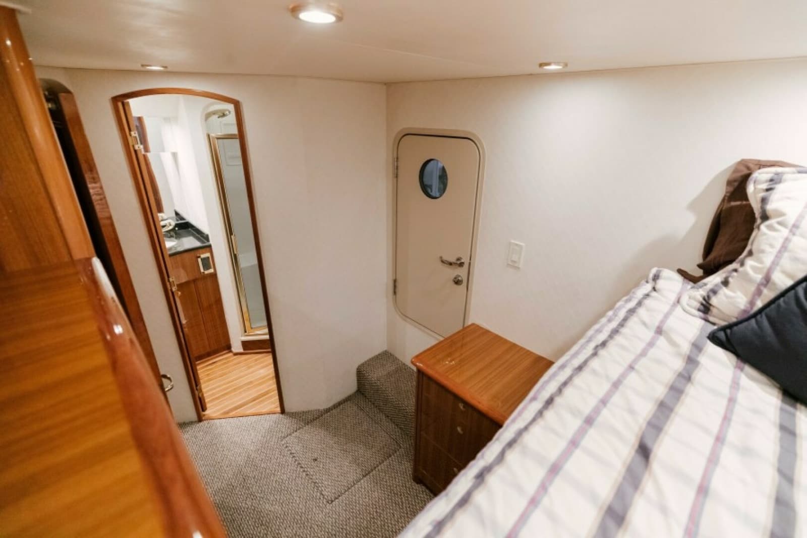 2006 Viking 74 Enclosed Bridge - Photo 31
