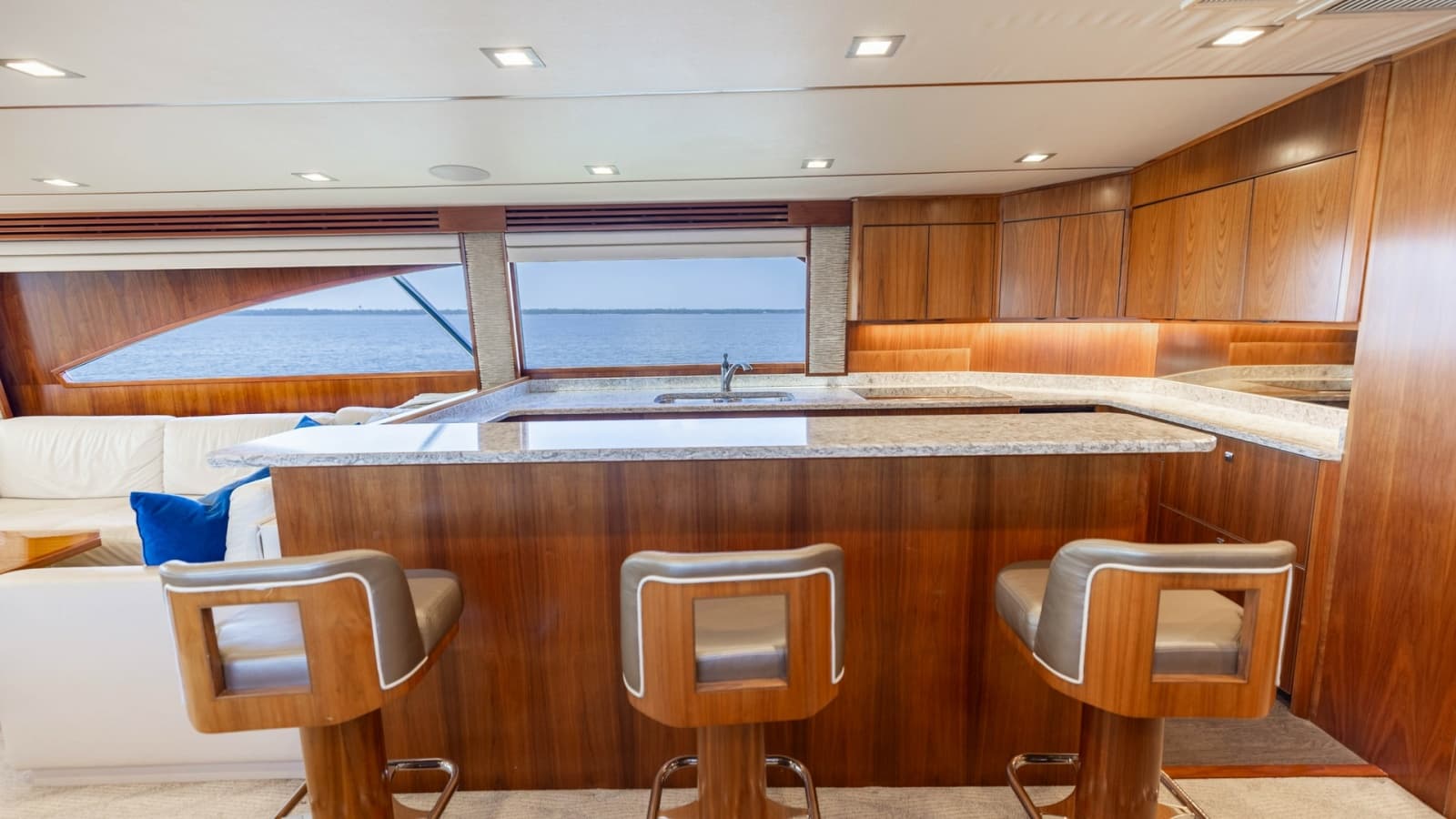 2016 Viking 80 Convertible - Photo 11