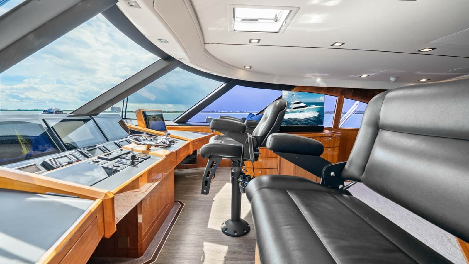 2017 Viking 92 Enclosed Bridge - Photo 19