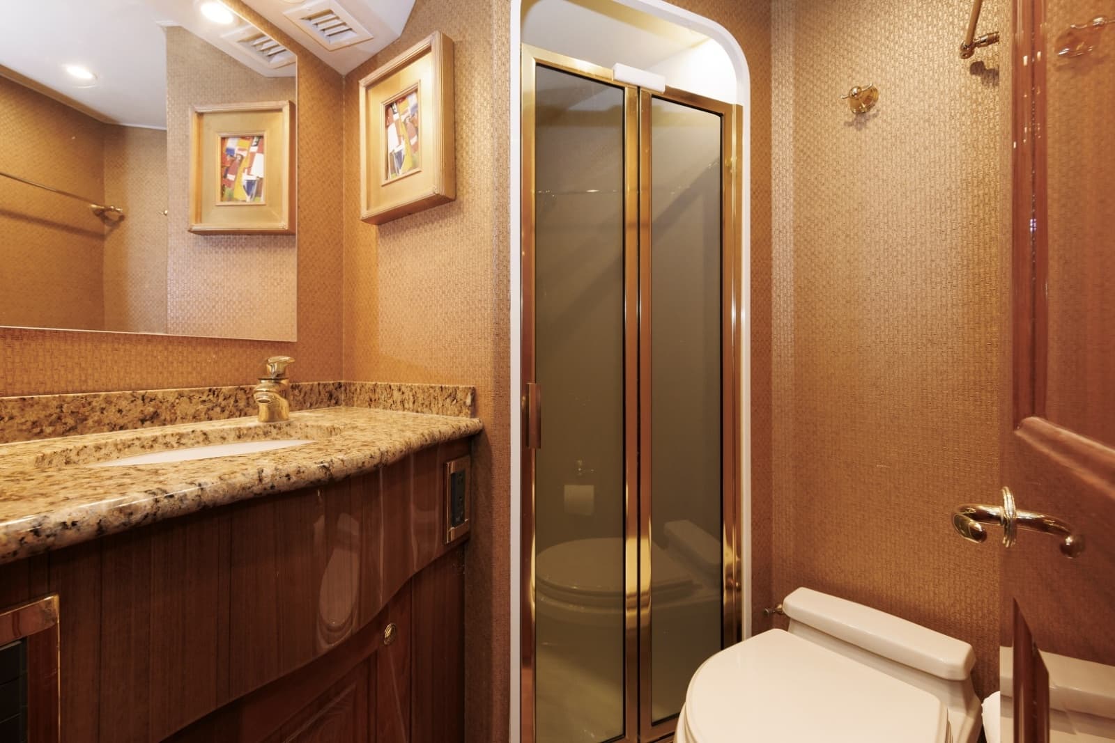 2005 Viking 61 Convertible - Photo 12