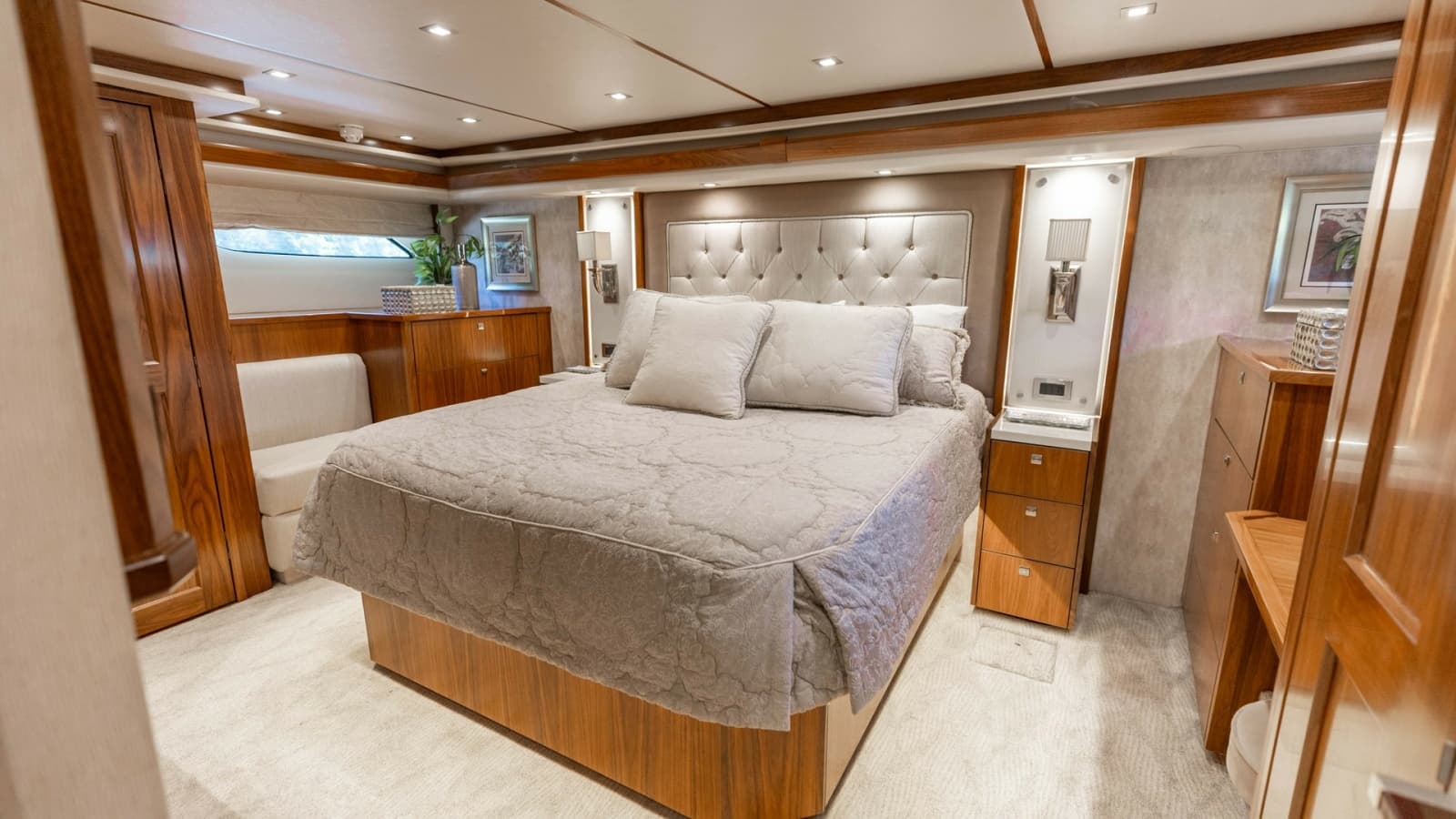 2016 Viking 80 Convertible - Photo 25