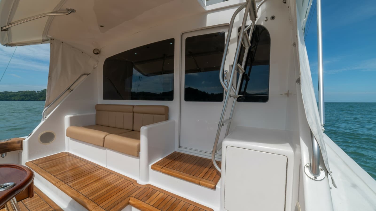 2002 Viking 61 Convertible - Photo 42