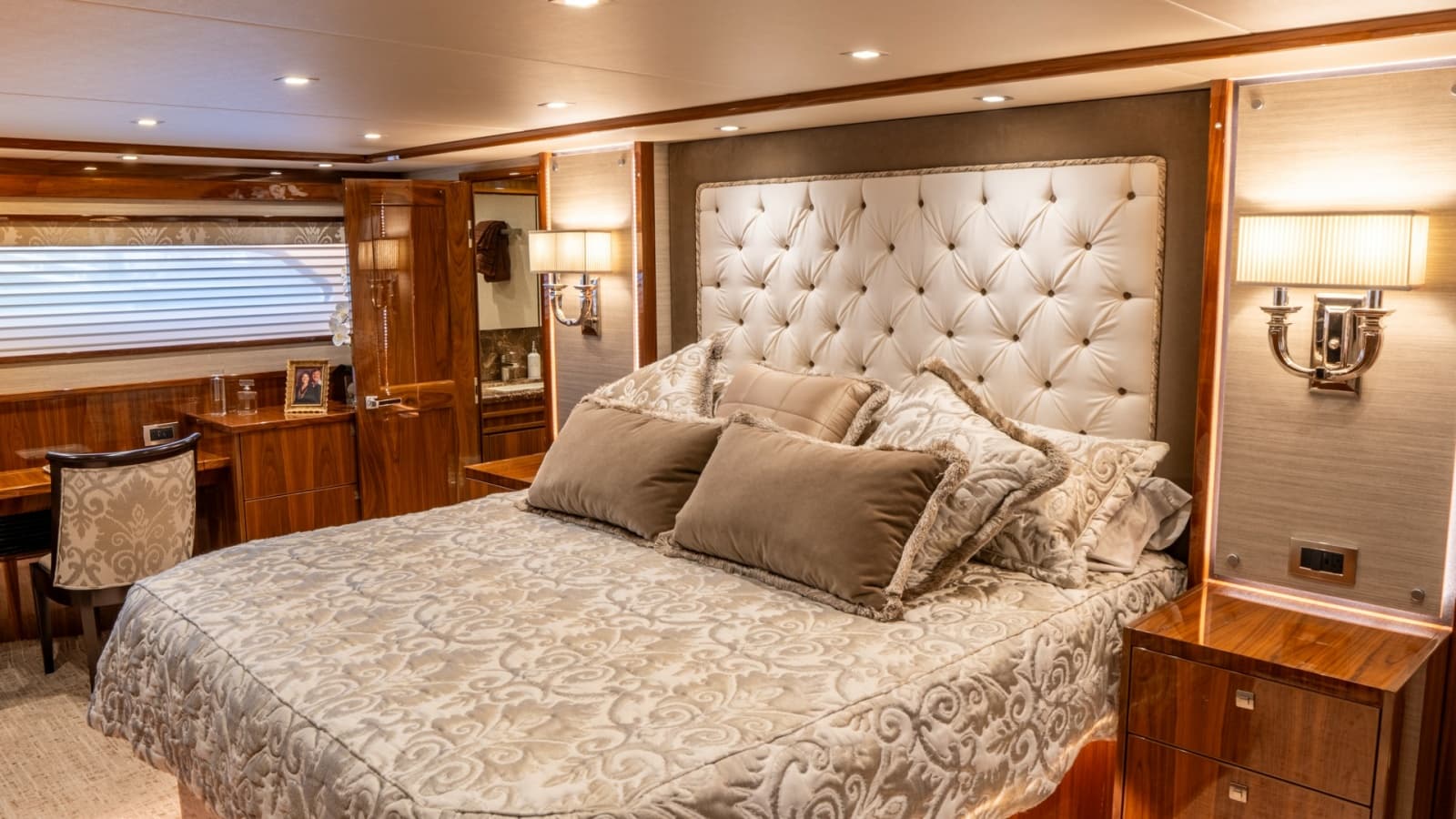 2020 Viking 92 Skybridge - Photo 37