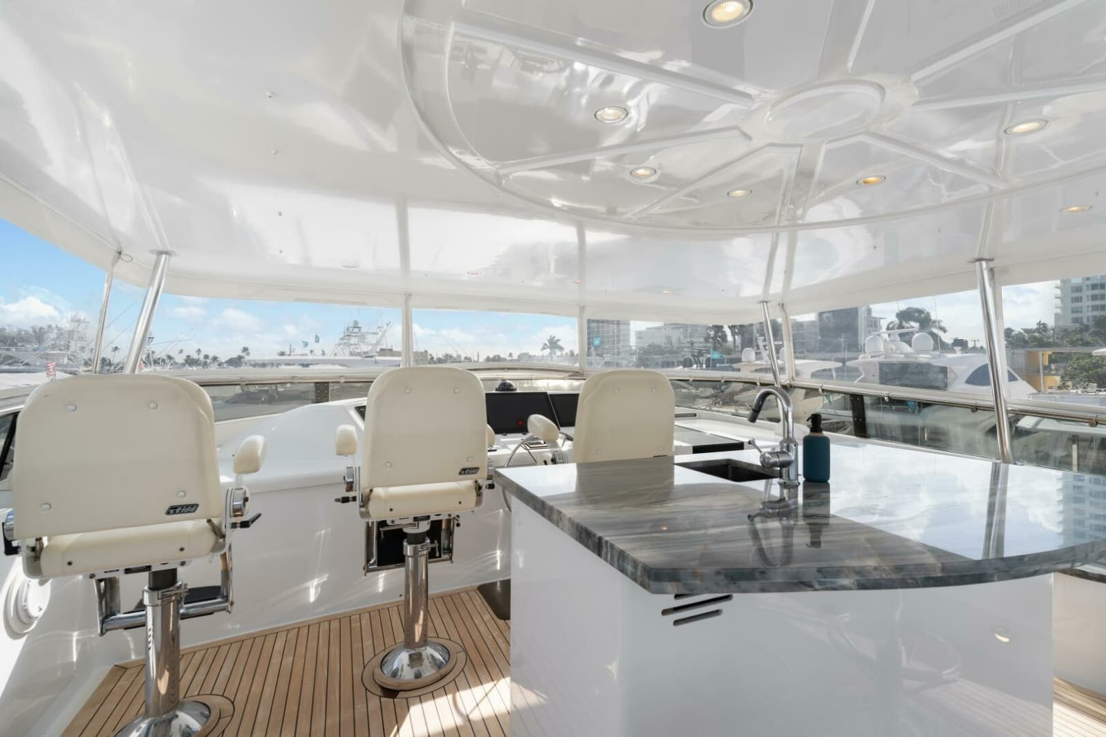 2005 Hatteras 100 Motor Yacht - Photo 33