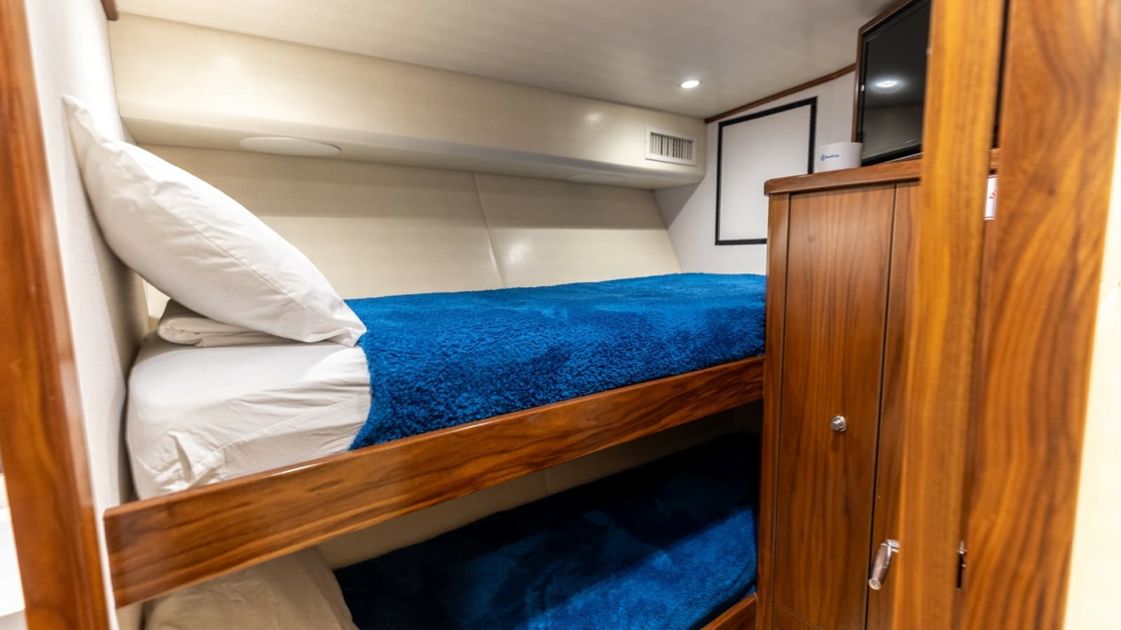 2022 Viking 68 Convertible - Photo 30