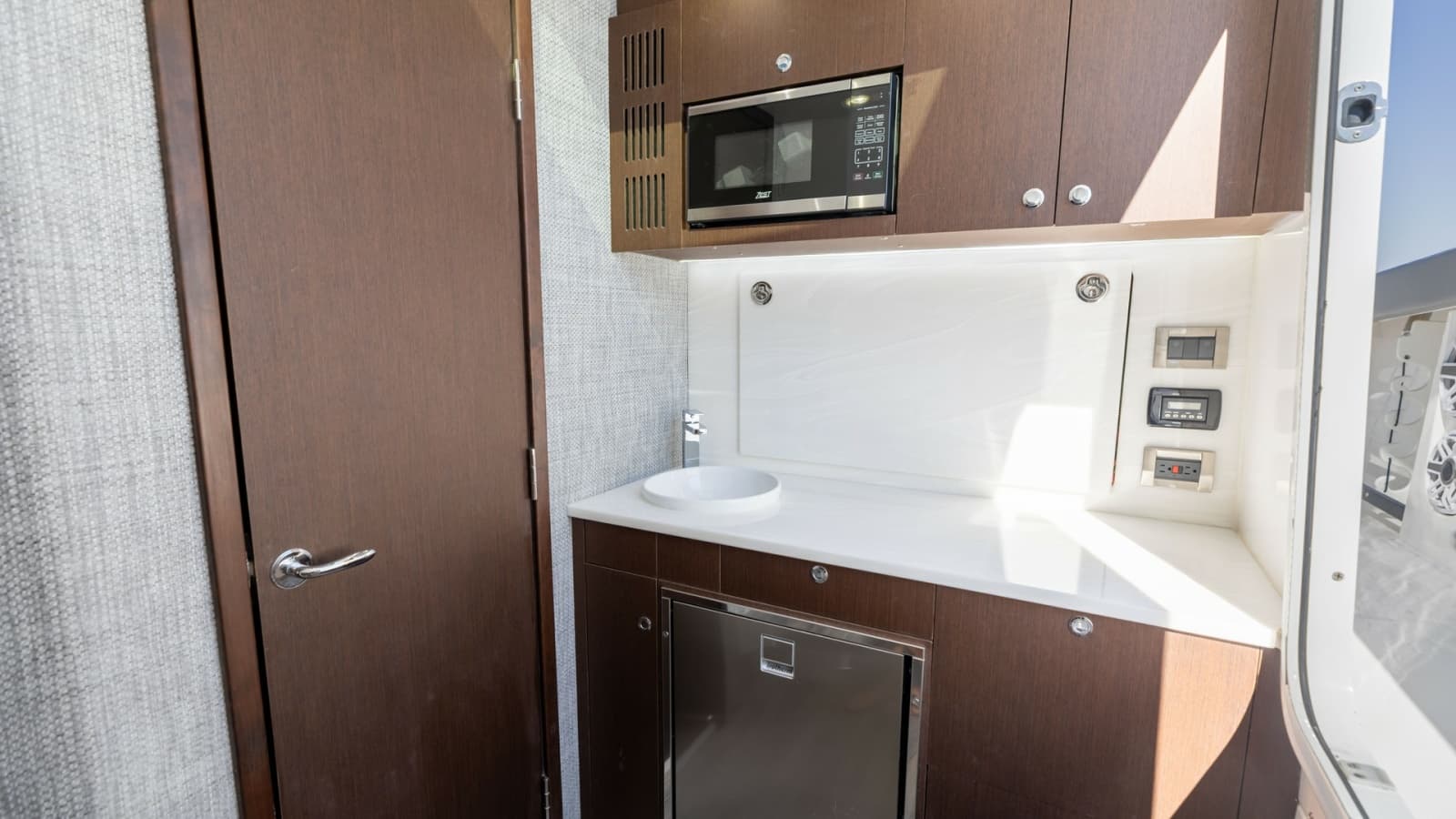 2023 Everglades 455 Center Console - Photo 19