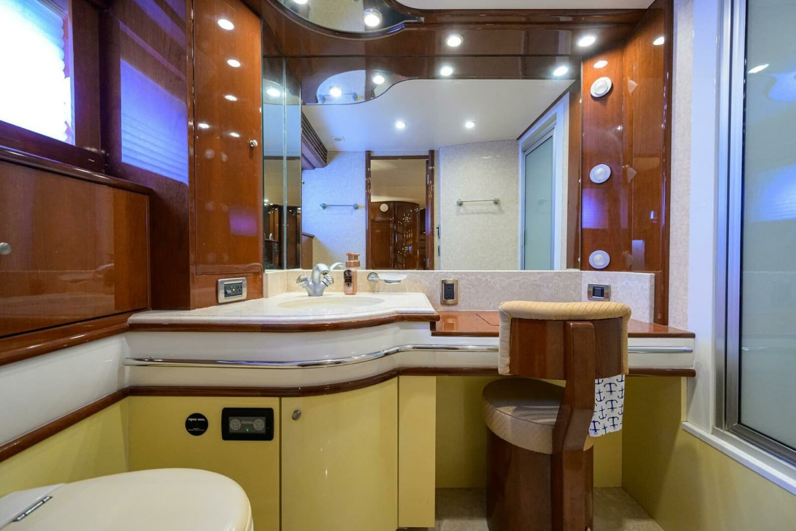 2005 Marquis 65 Motor Yacht - Photo 21