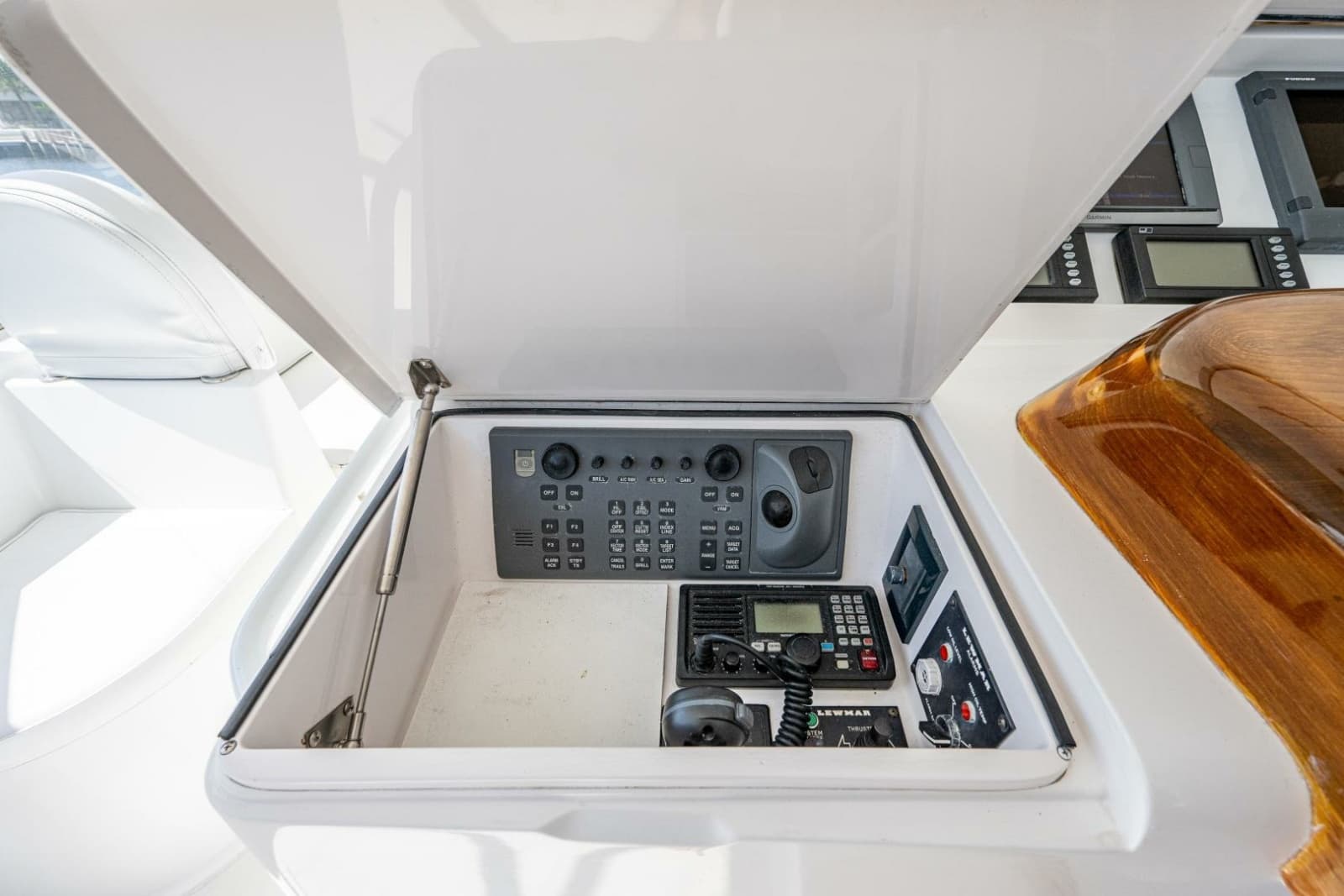 2005 Viking 74 Convertible - Photo 37