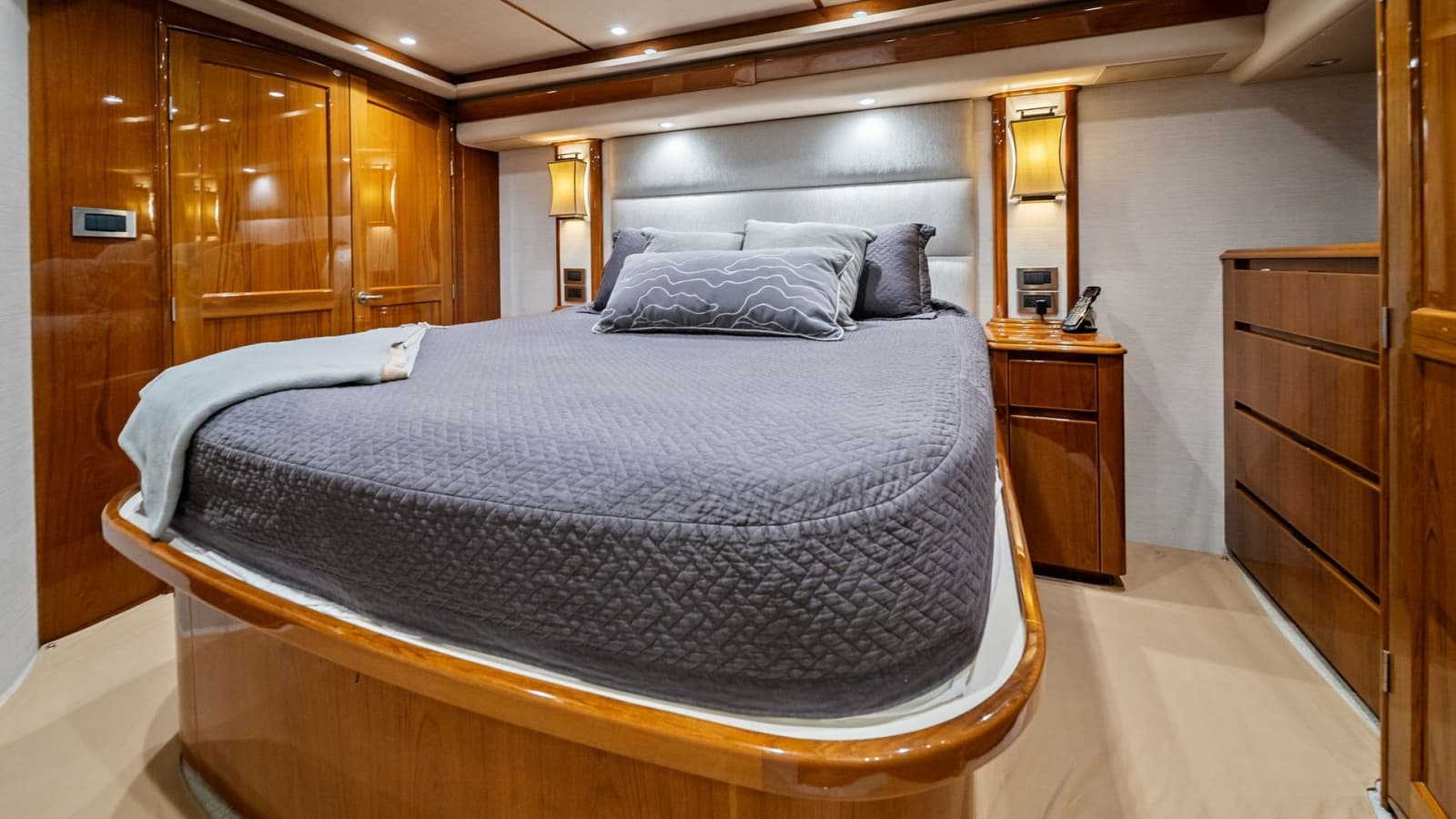 2015 Viking 70 Convertible  - Photo 21