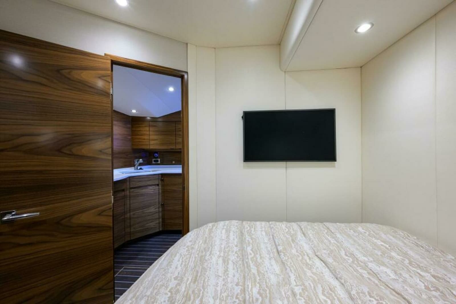 2024 Viking 54 Sport Coupe - Photo 6