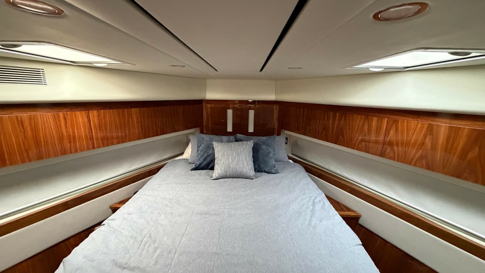 2021 Riviera 57 Enclosed Bridge - Photo 3
