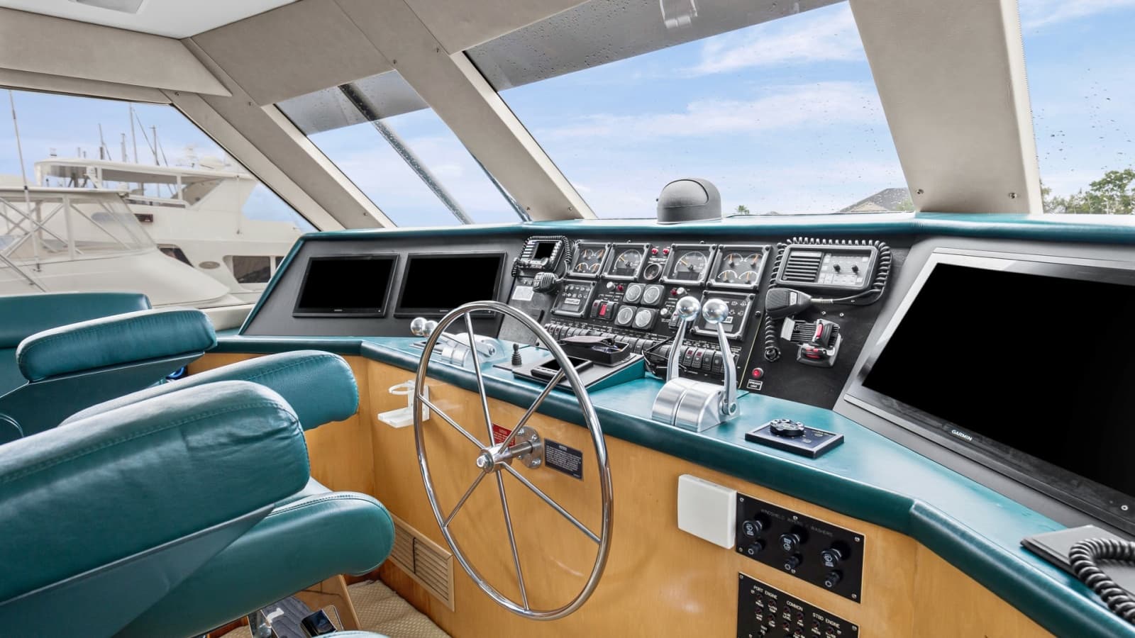 1999 Hatteras 60 Enclosed Bridge Convertible - Photo 24