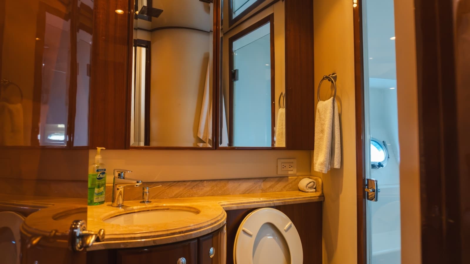 2012 McKinna 69 Skylounge - Photo 19