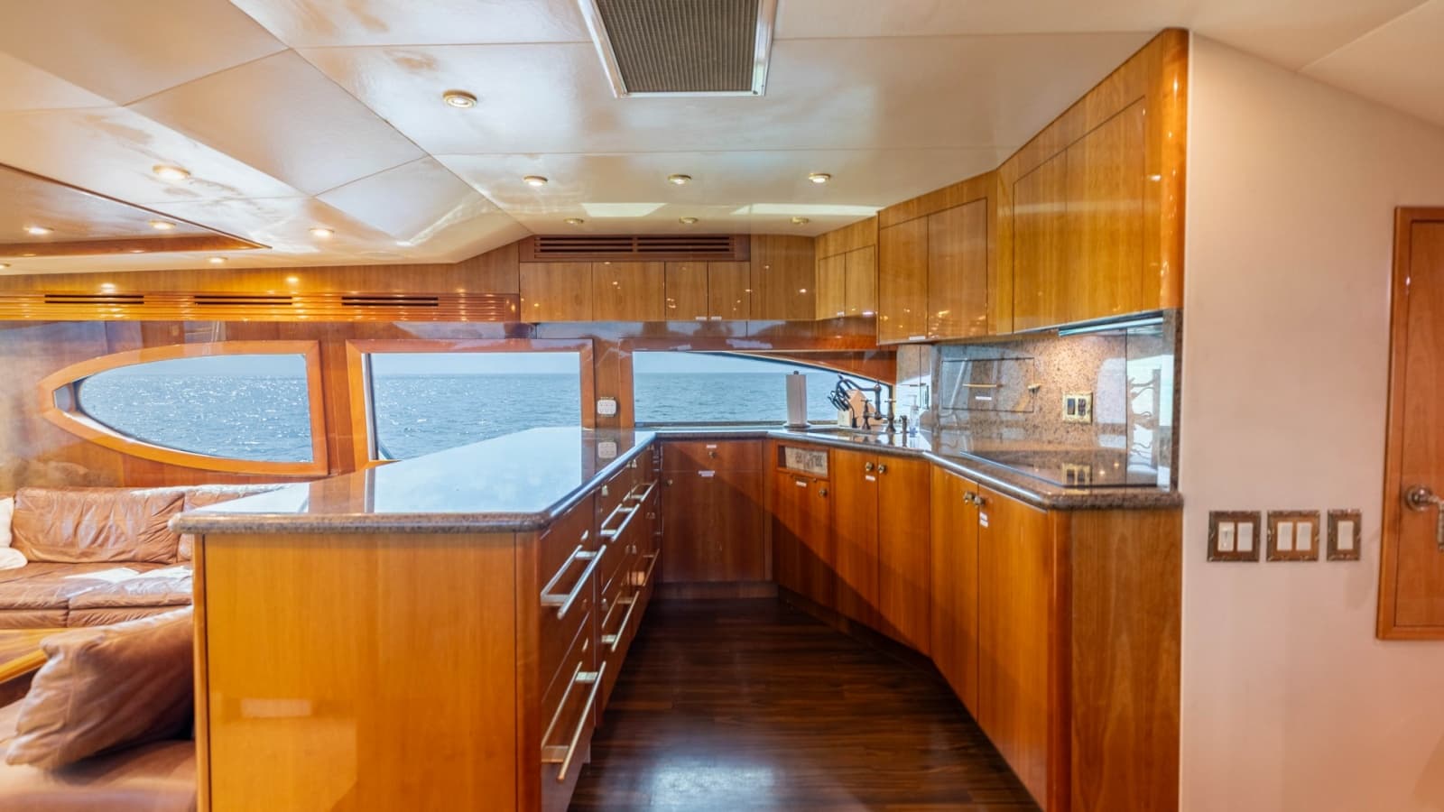 2007 Hatteras 68 Convertible - Photo 14