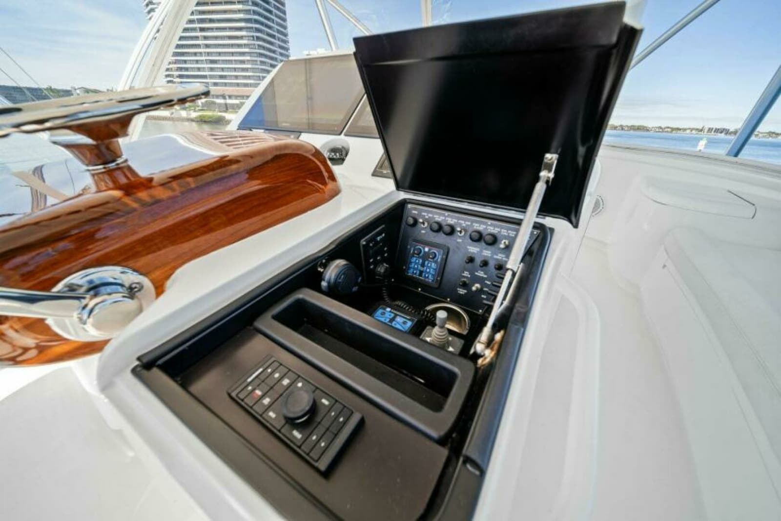 2016 Viking 55 Convertible - Photo 35