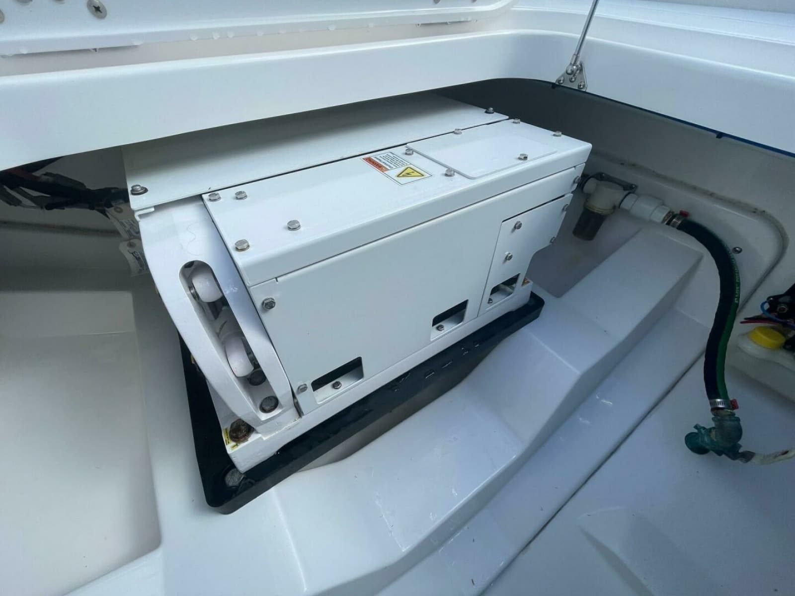 2022 Everglades 335 Center Console - Photo 5
