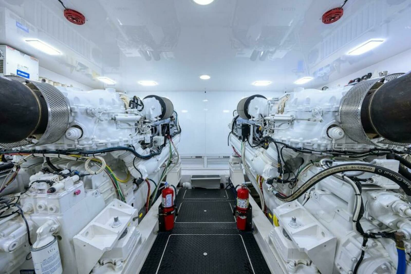 2013 Viking 82 Convertible - Photo 48