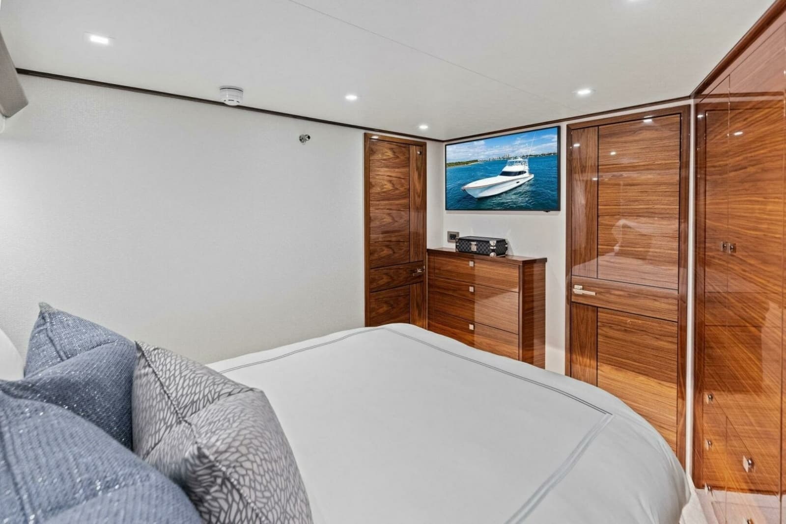 2026 Viking 82 Convertible - Photo 113