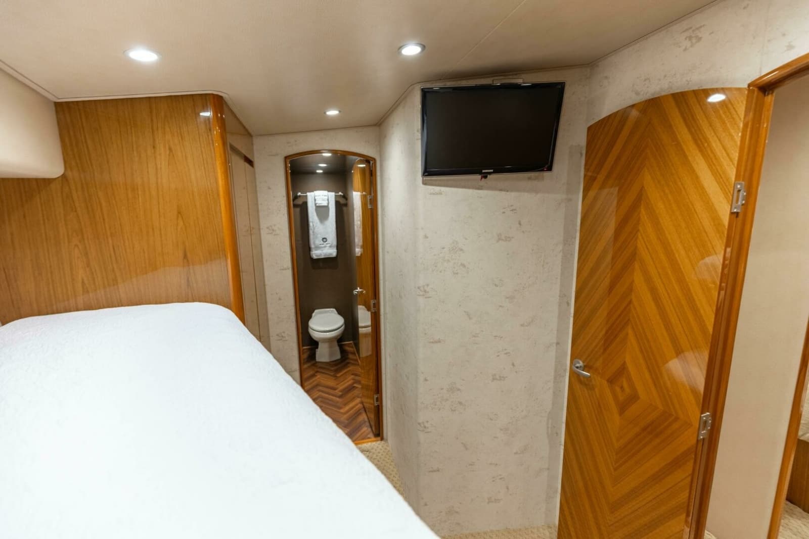 2013 Viking 76 Convertible - Photo 47