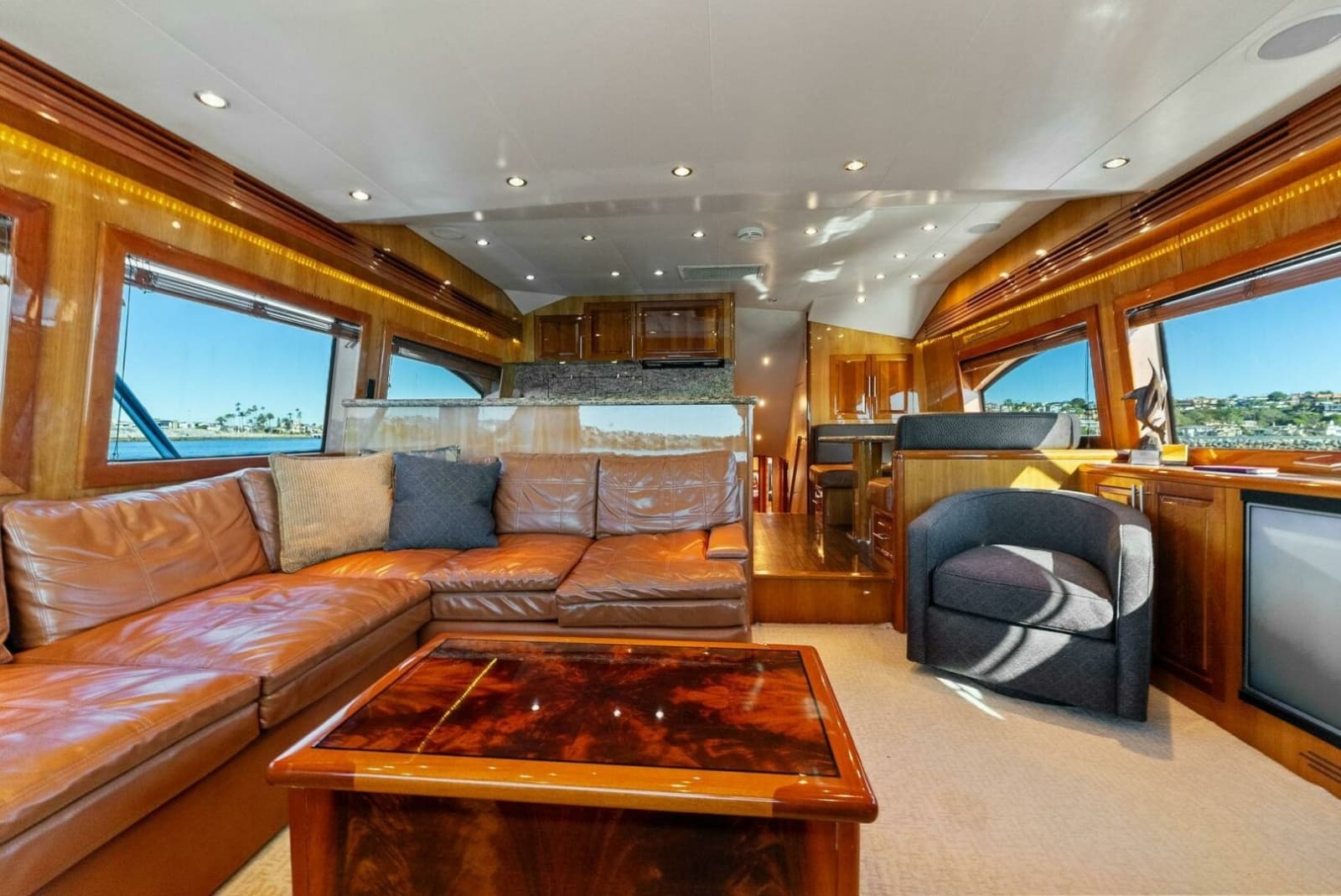 2007 Hatteras 64 Convertible - Photo 8