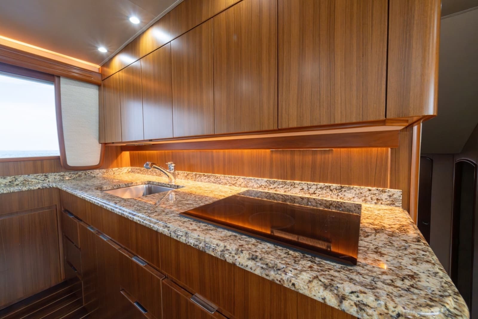 2012 Viking 60 Convertible - Photo 34
