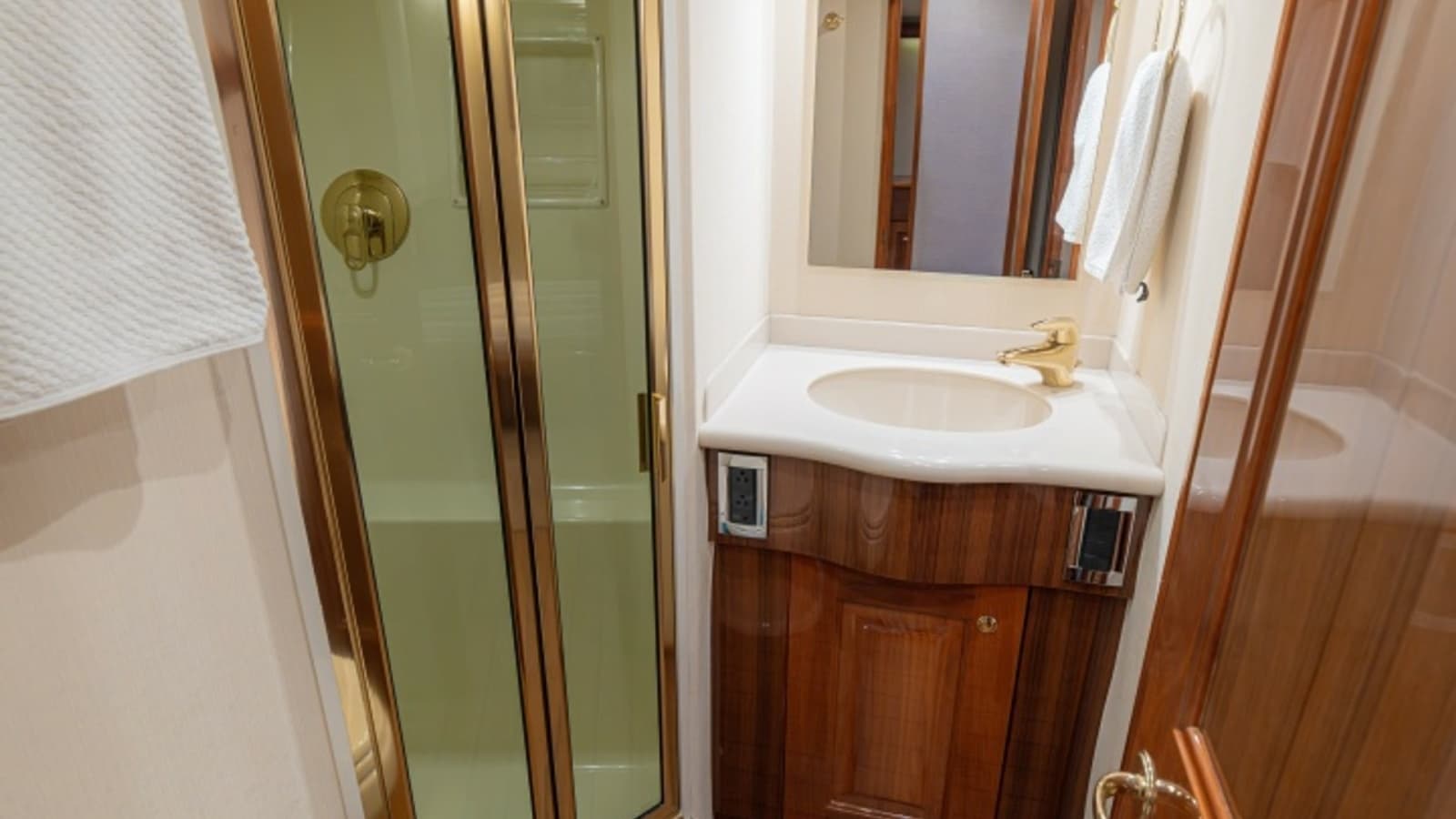 2005 Viking 61 Convertible - Photo 25