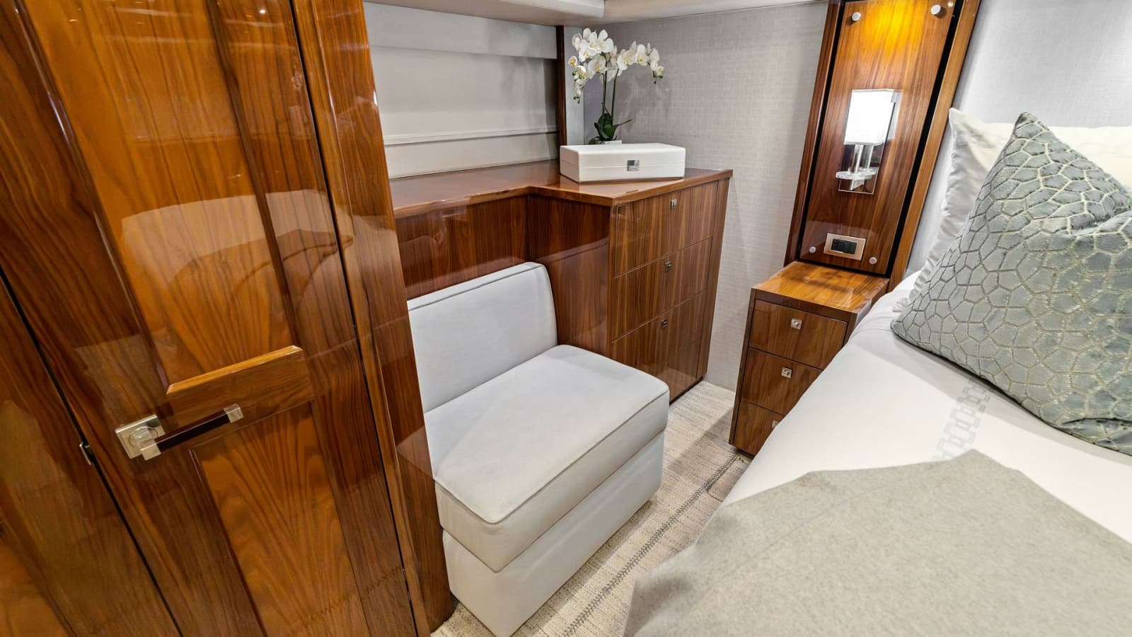 2016 Viking 80 Enclosed Bridge - Photo 38
