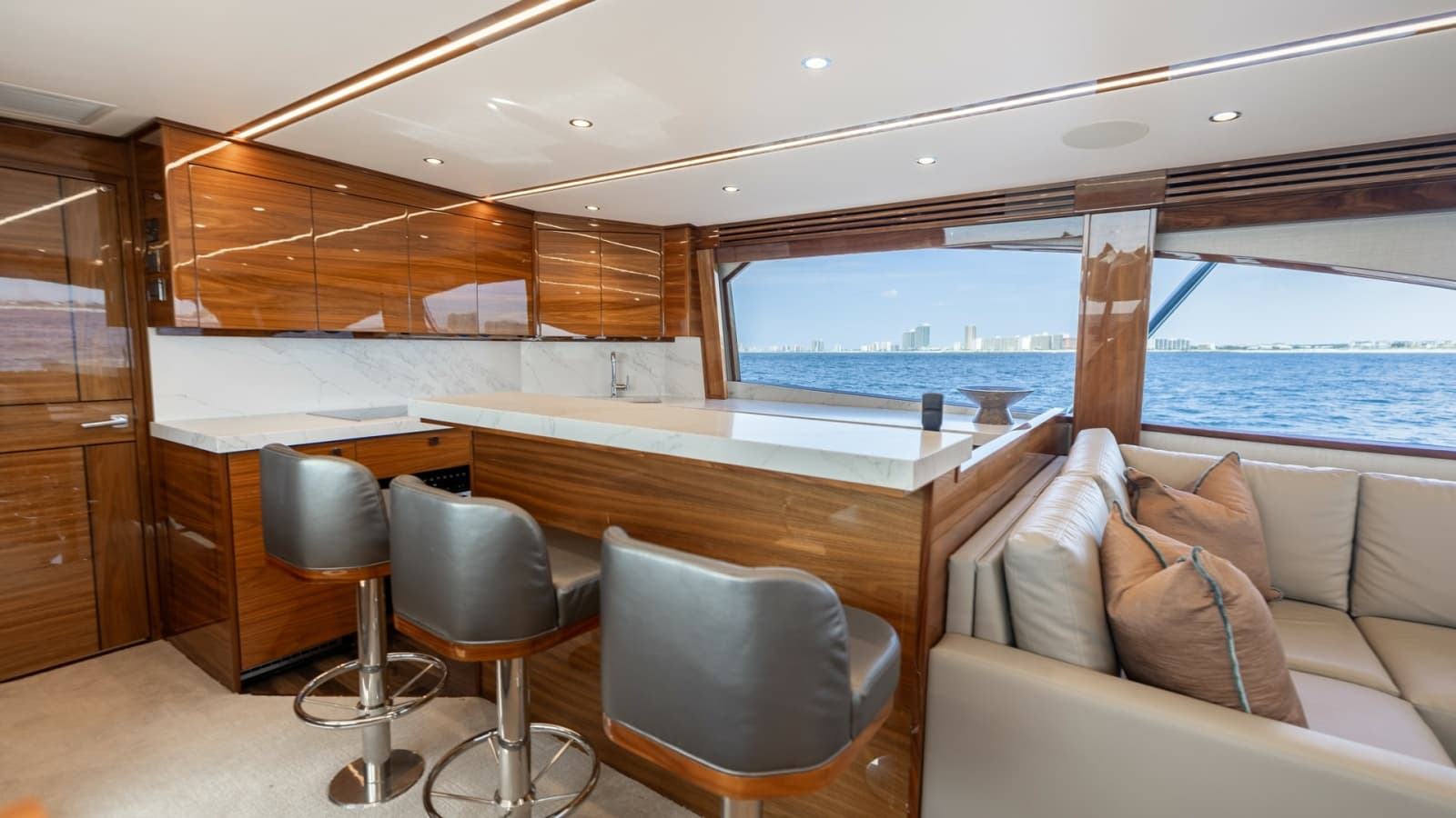 2025 Viking 74 Convertible - Photo 9