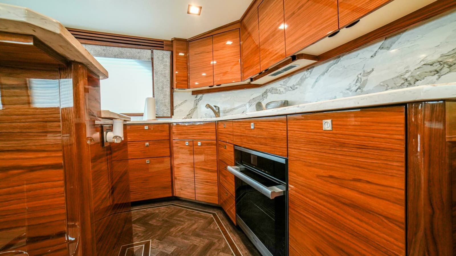 2023 Viking 72 Convertible - Photo 44