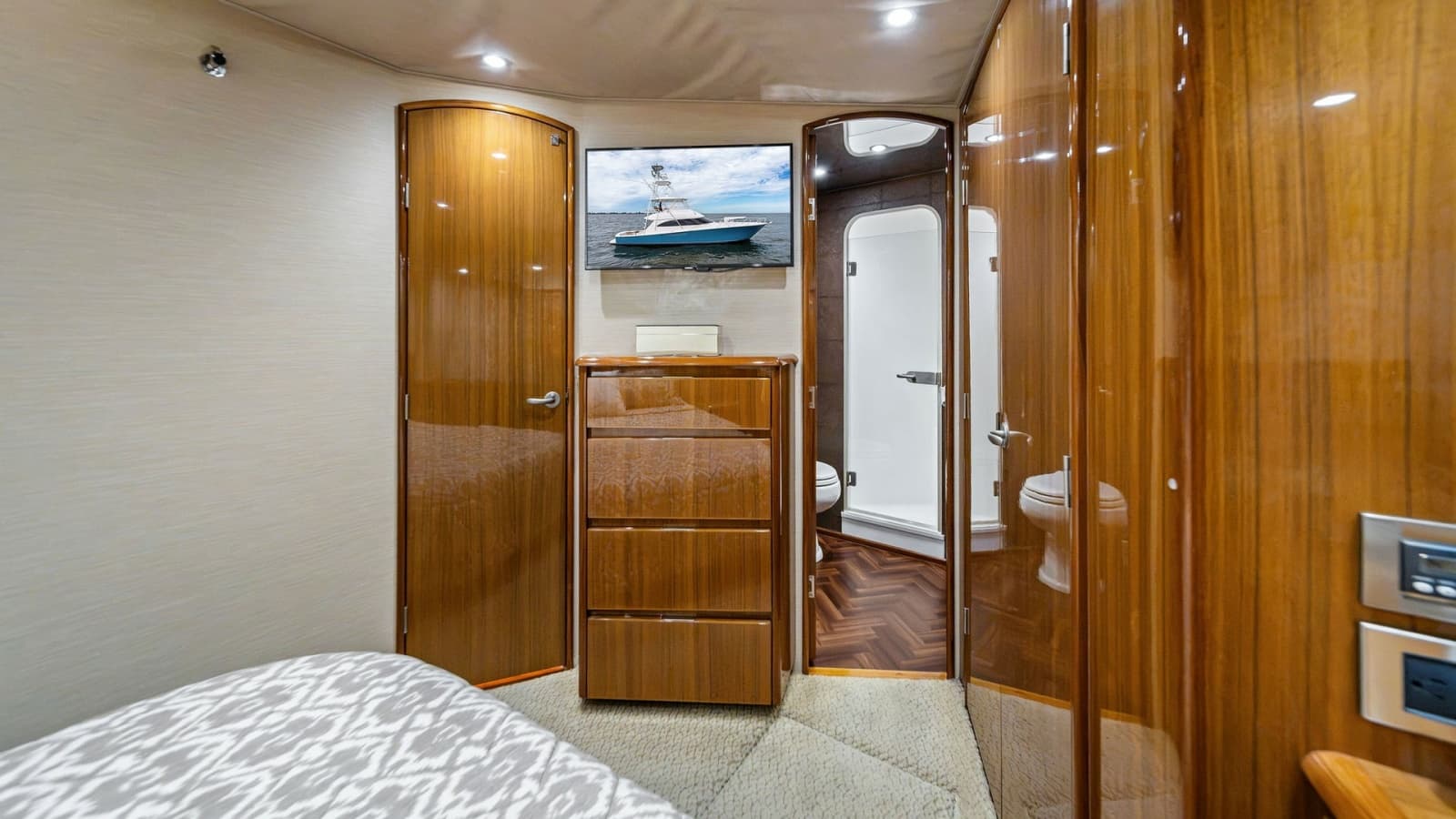 2013 Viking 55 Convertible - Photo 17