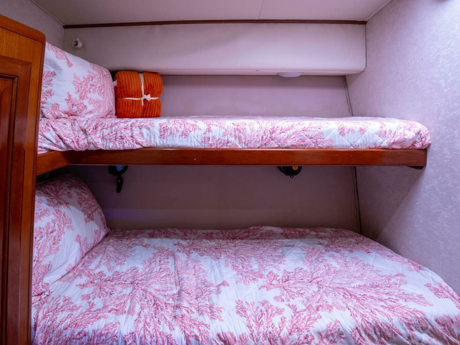 1998 Viking 58 Convertible - Photo 31