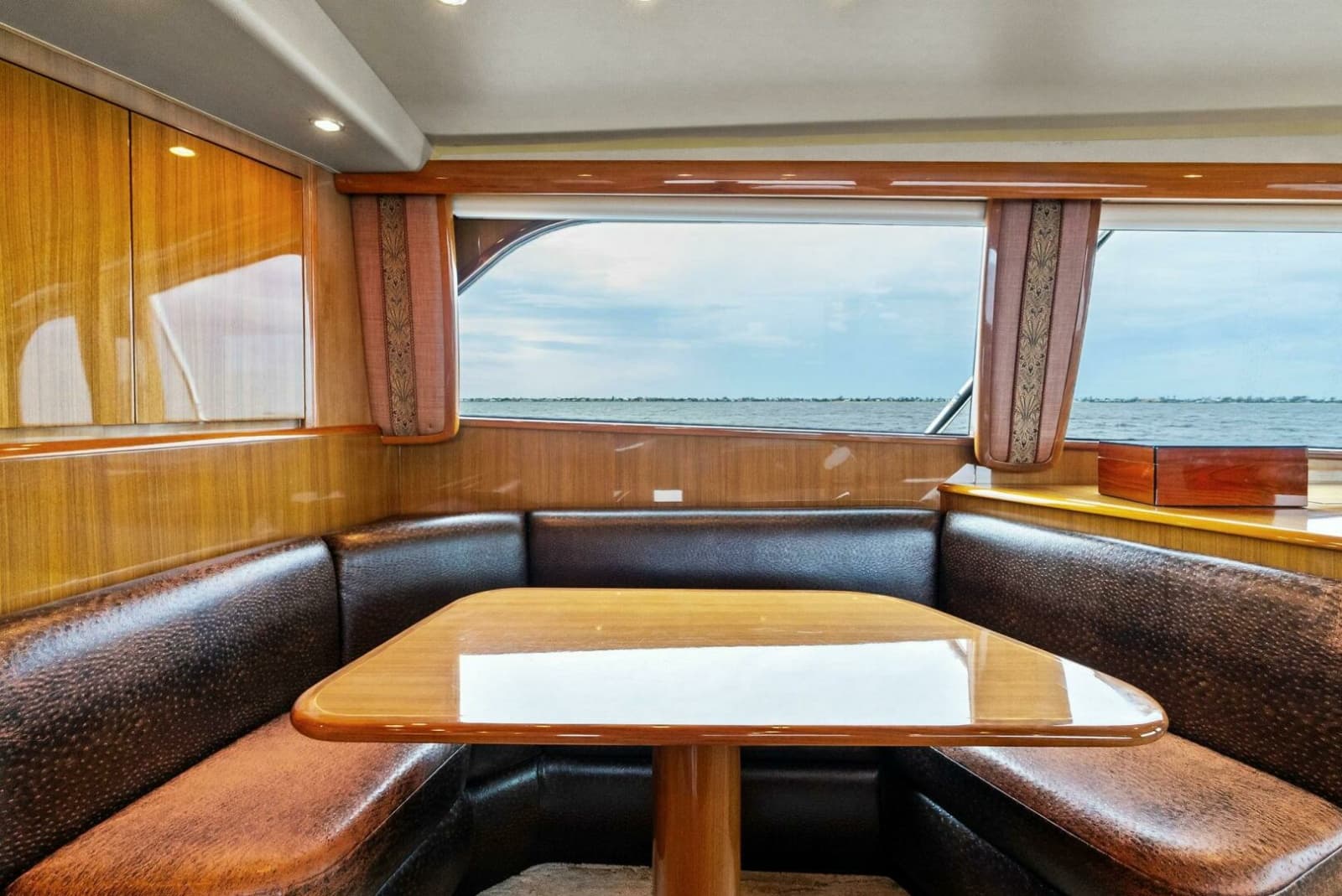 2006 Viking 61 Convertible - Photo 15