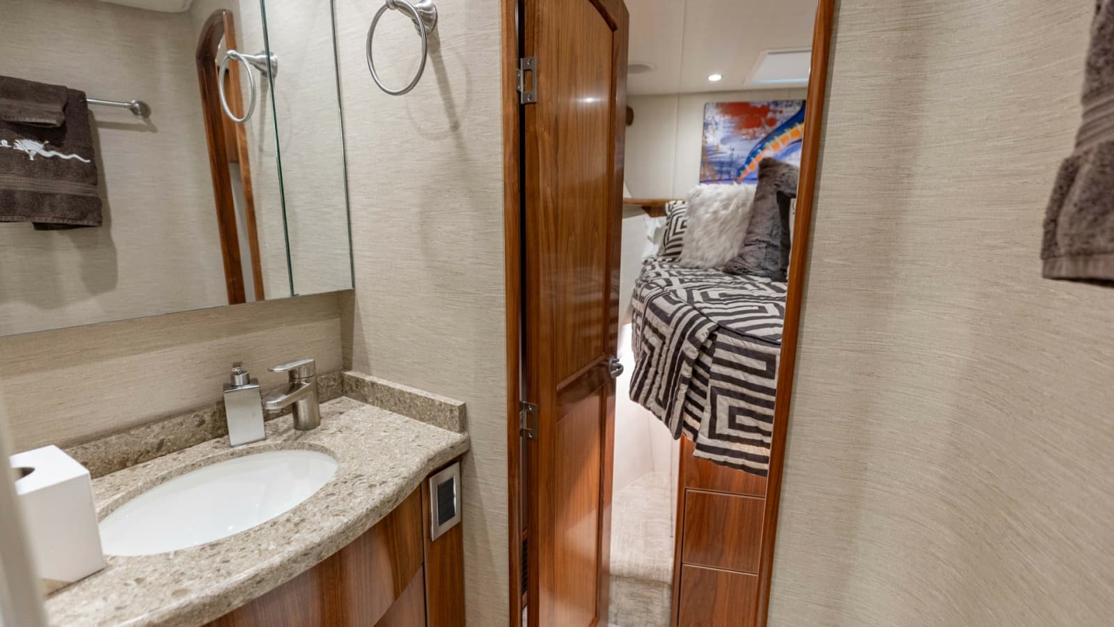 2020 Viking 62 Convertible - Photo 32