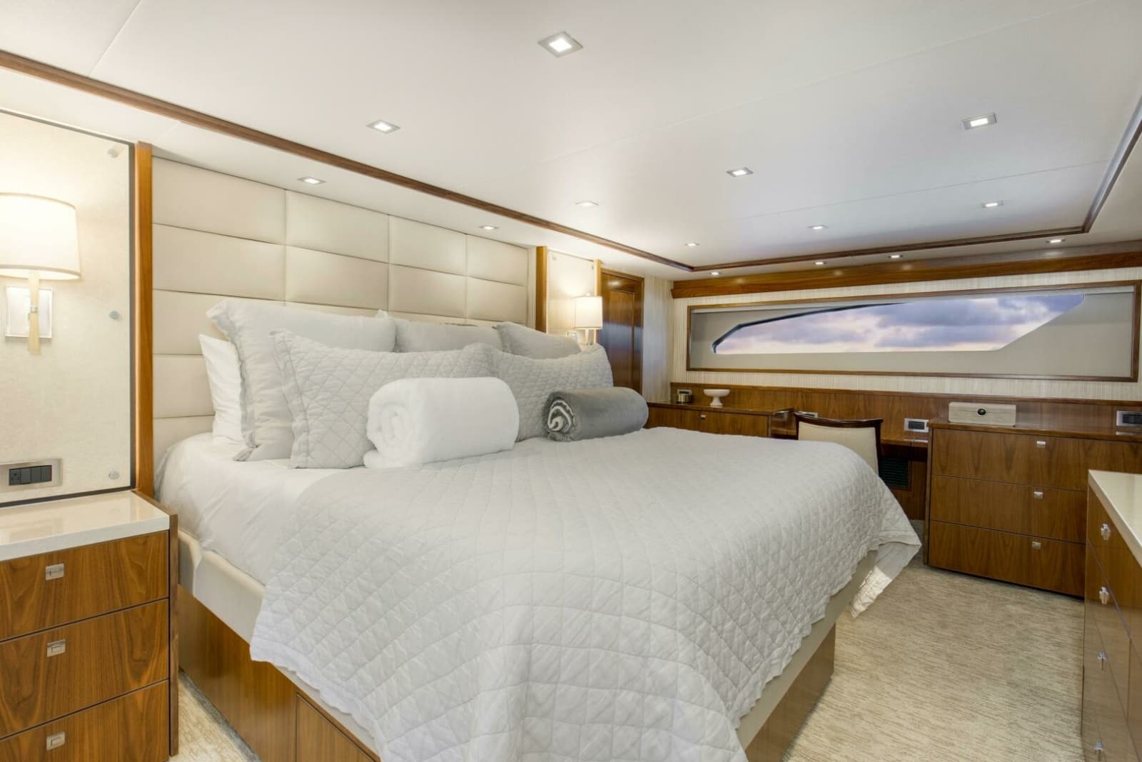 2016 Viking 92 Enclosed Bridge - Photo 22