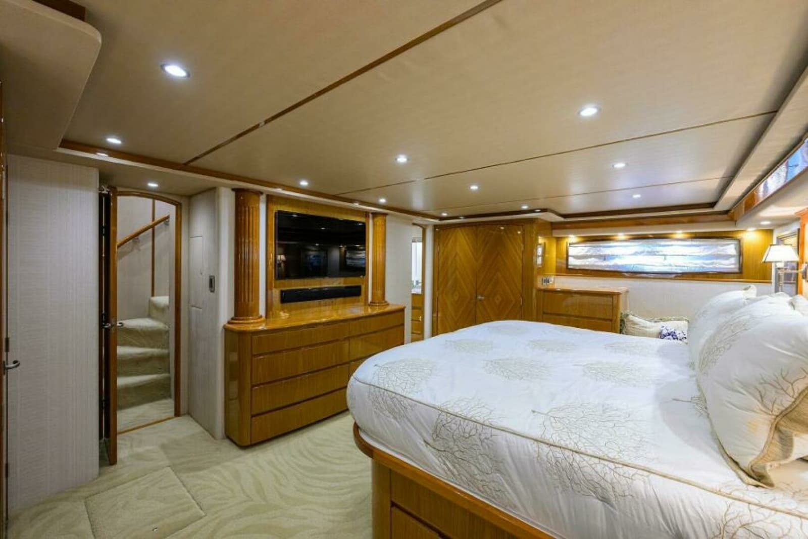 2013 Viking 82 Convertible - Photo 10