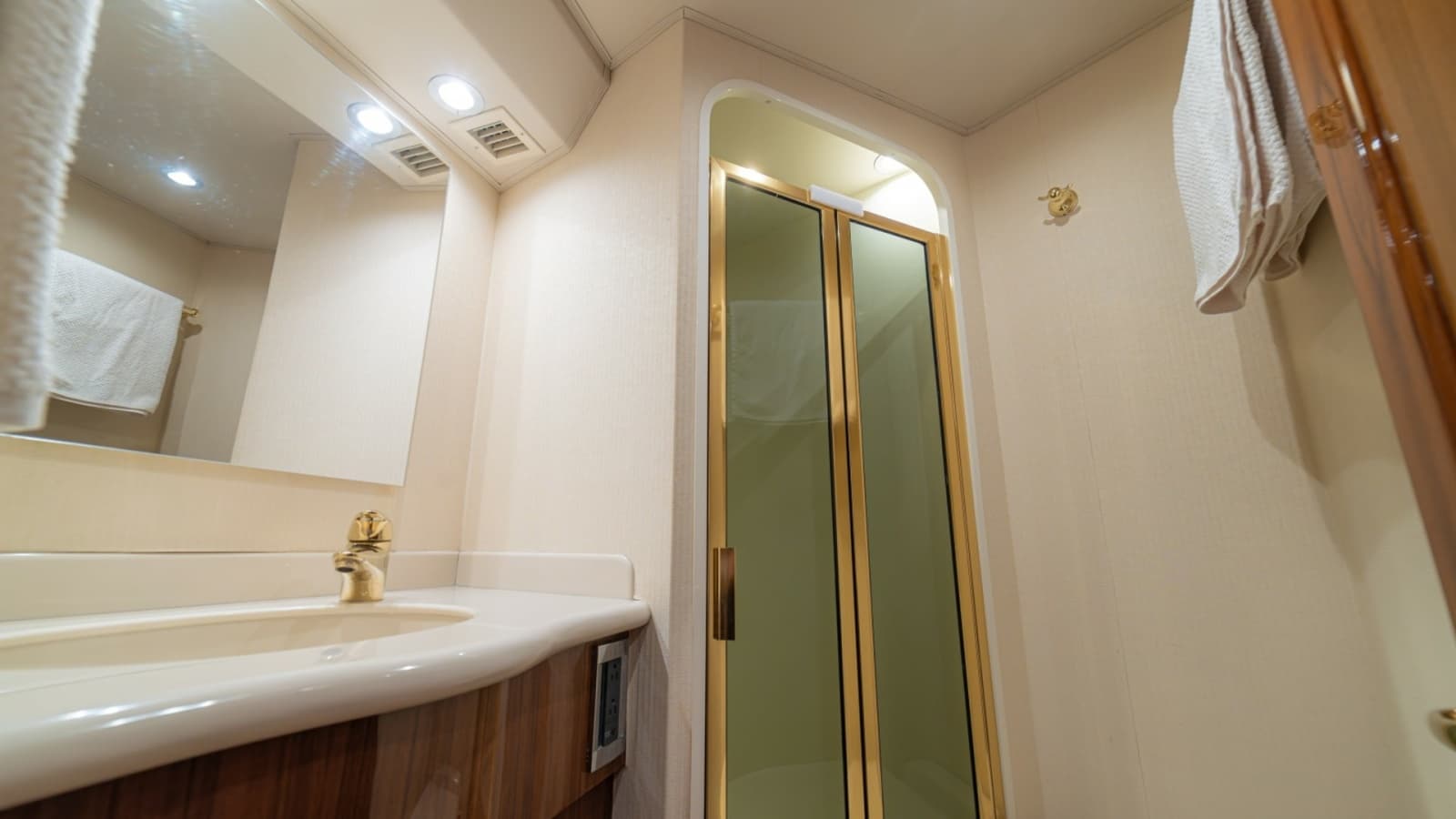 2005 Viking 61 Convertible - Photo 45