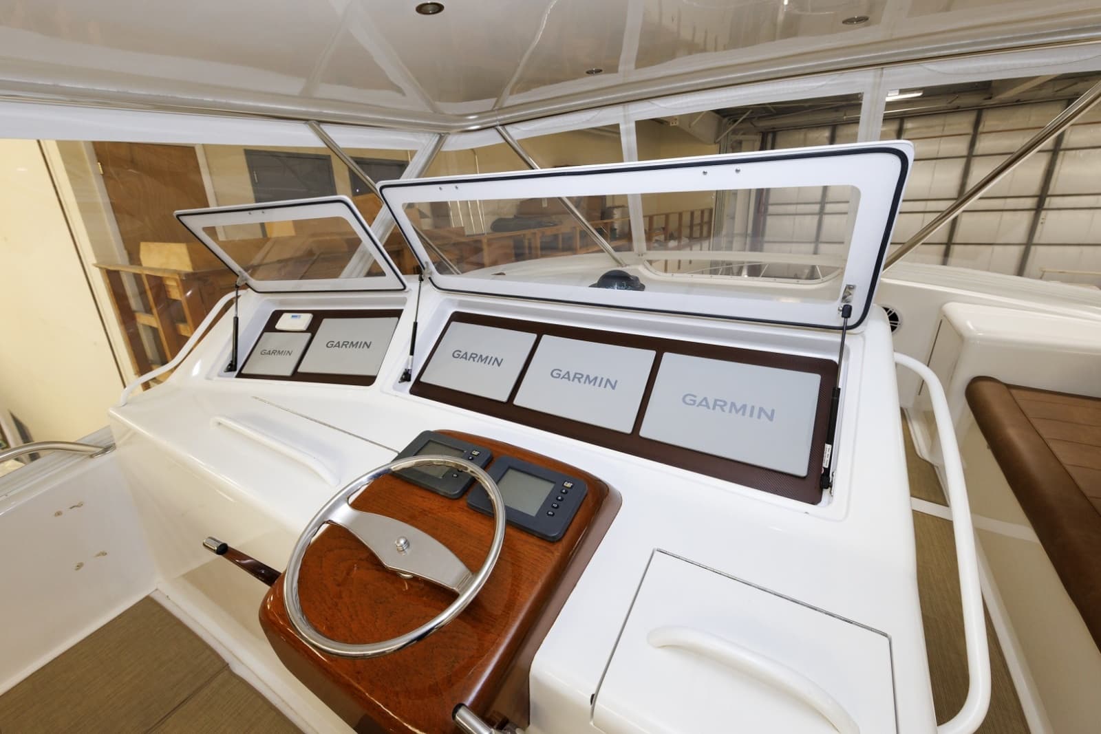 2005 Viking 61 Convertible - Photo 14