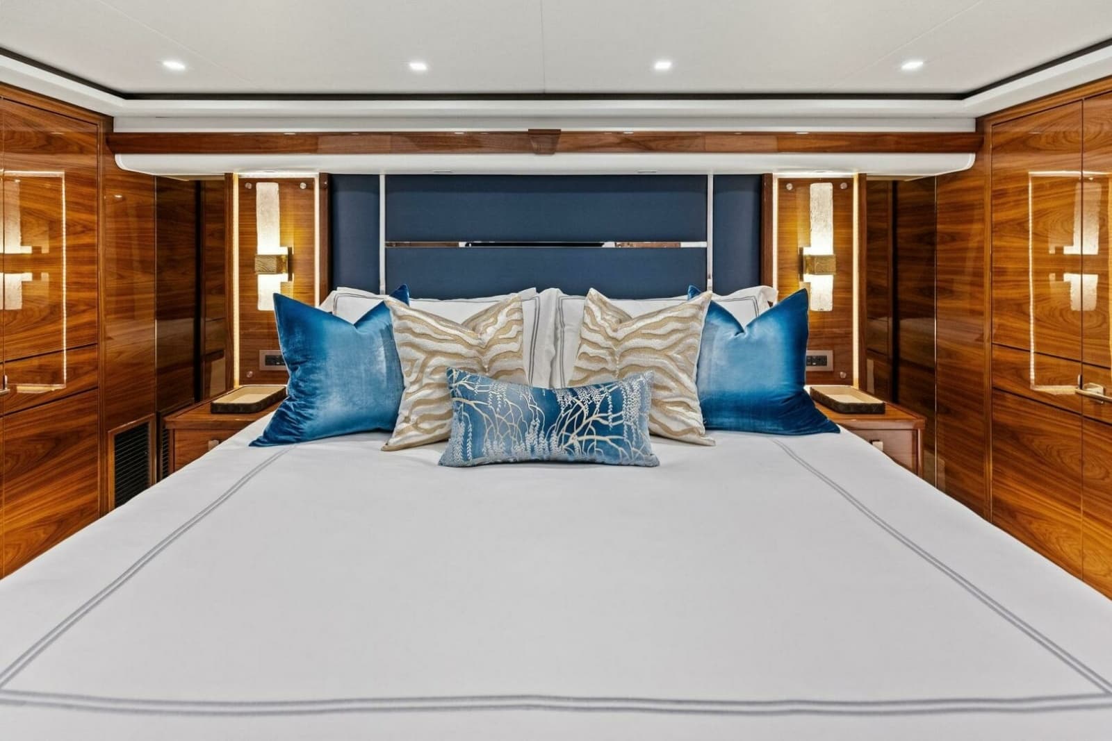2026 Viking 82 Convertible - Photo 87