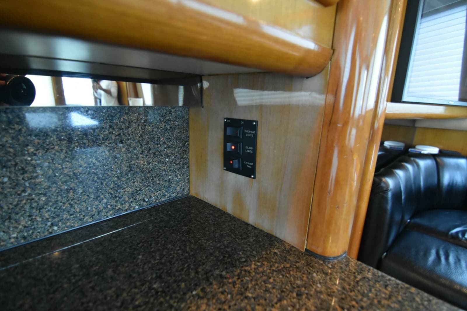 1999 Viking 58 Convertible - Photo 20