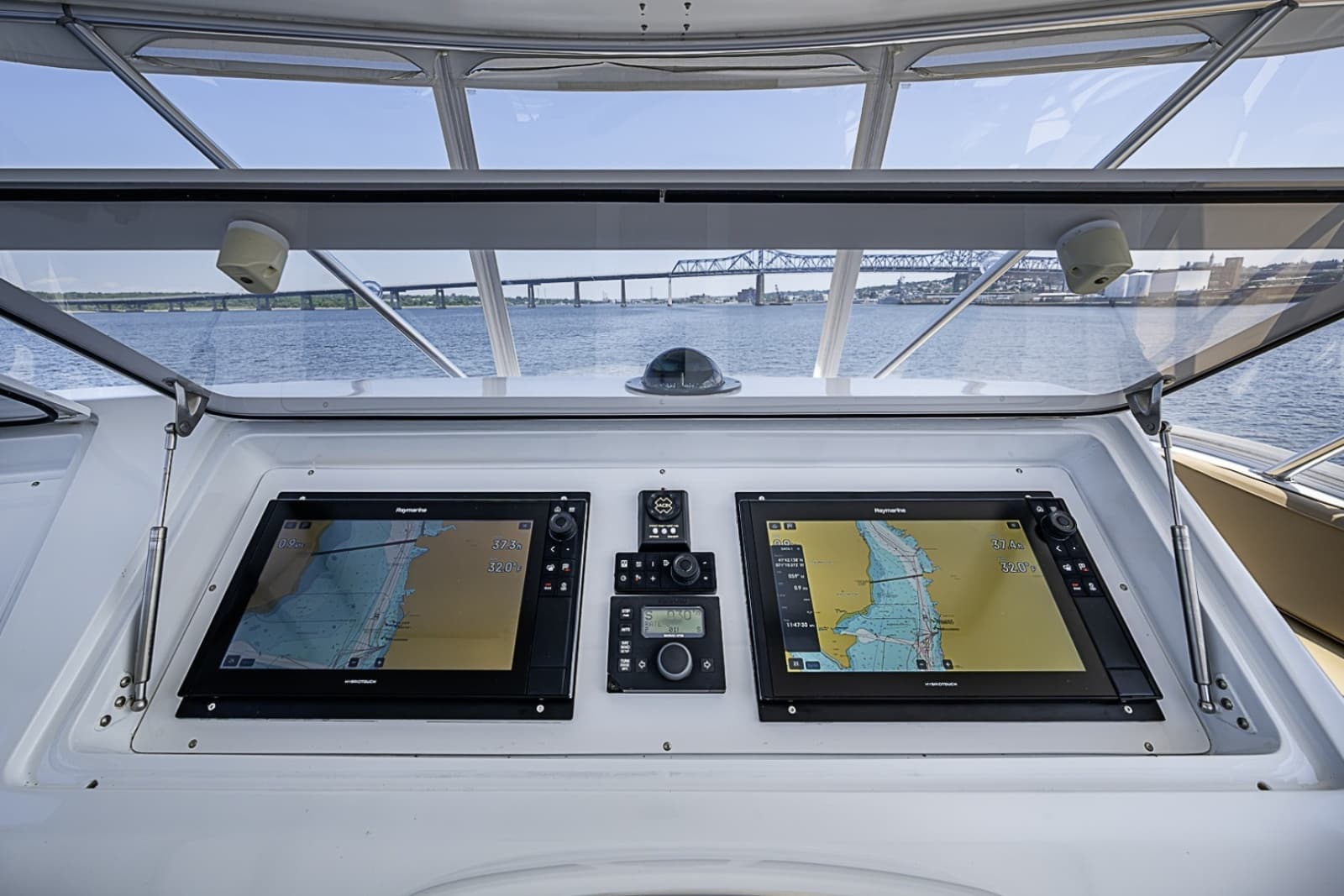 2002 Viking 52 Convertible - Photo 23