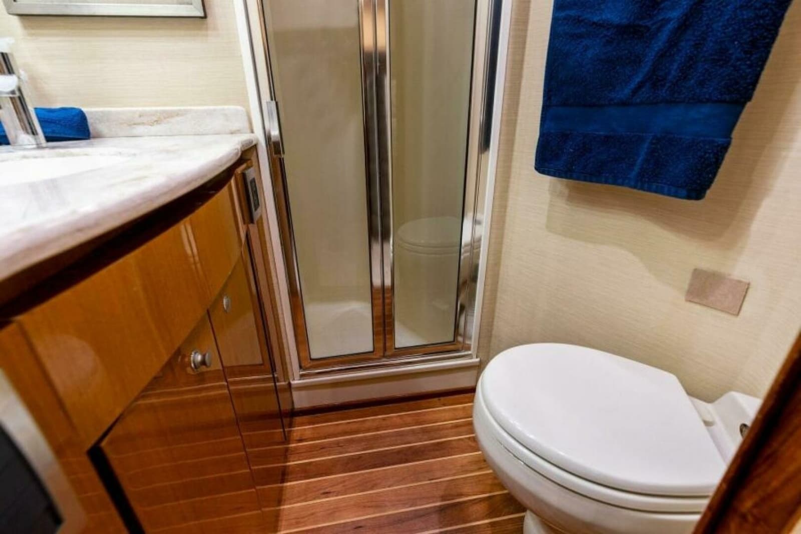 2003 Viking 48 Convertible - Photo 37