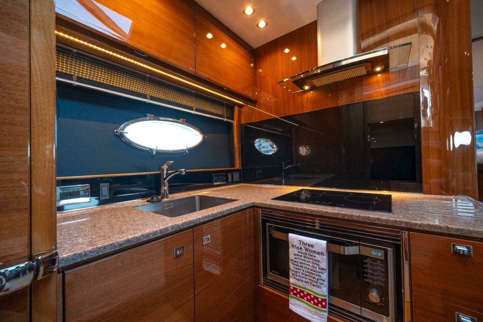 2016 Princess V48 - Photo 21