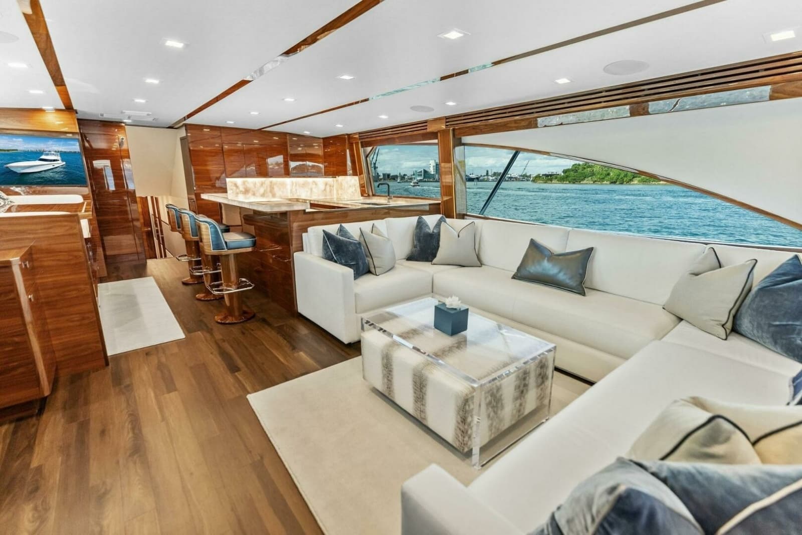 2026 Viking 82 Convertible - Photo 13